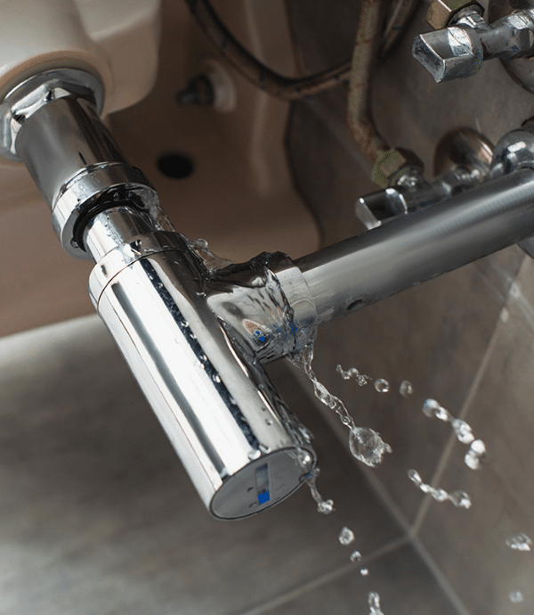 Fuite d’eau sur un tuyau sous évier – Détection et dépannage plomberie à Bordeaux